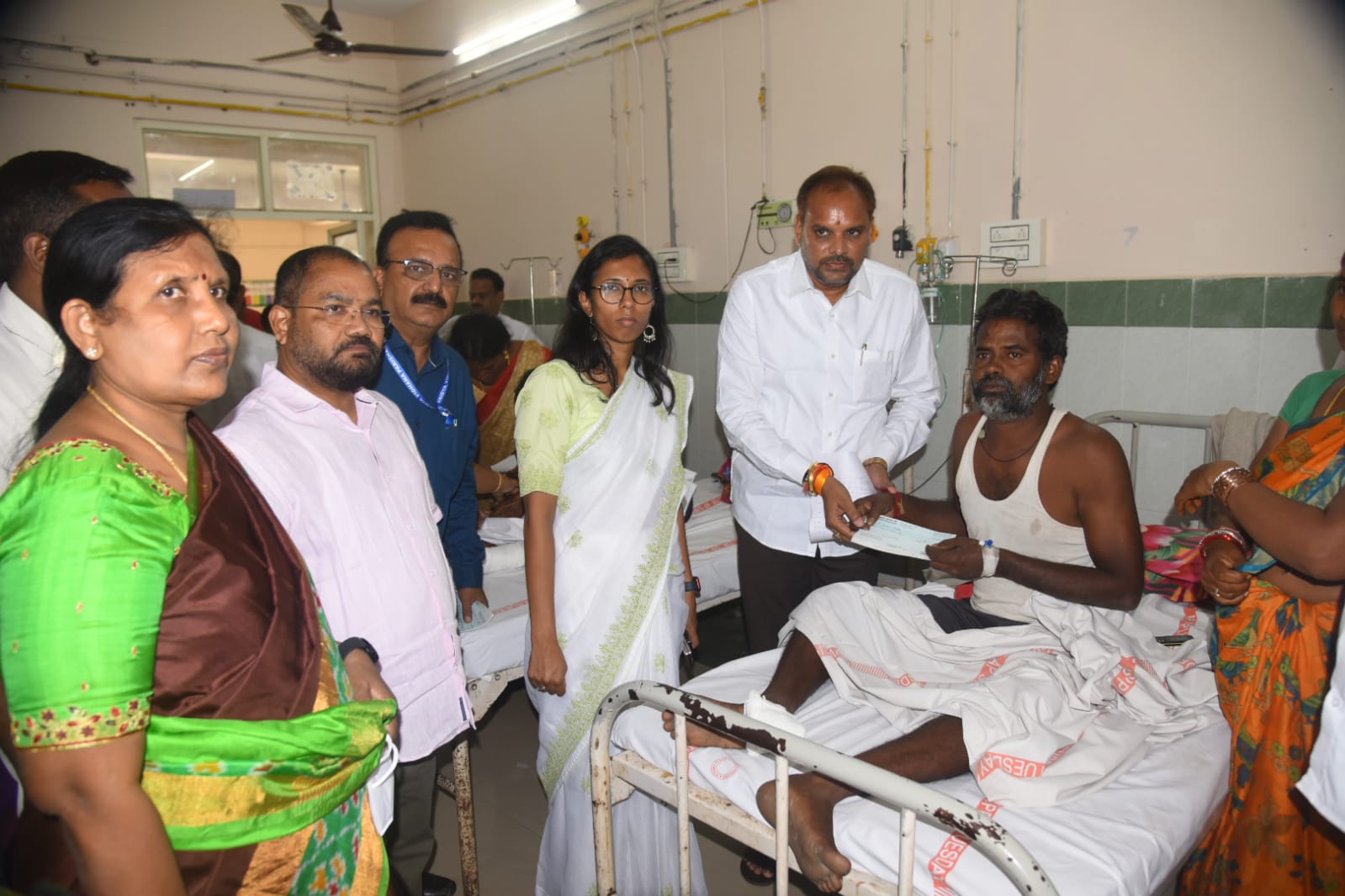 రైలు ప్రమాద బాధిత కుటుంబాలకు పరిహారం అందజేత