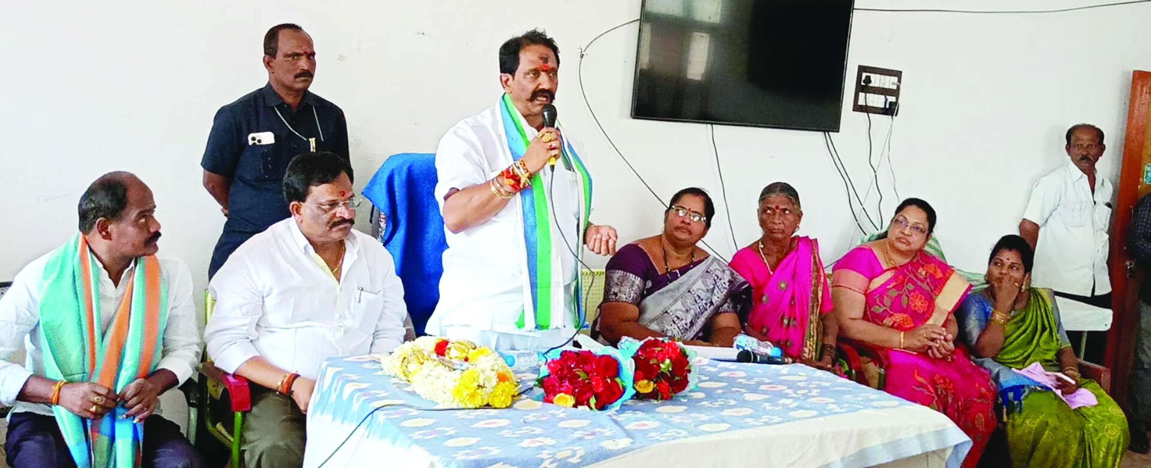 సమావేశంలో మాట్లాడుతున్న ఎమ్మెల్యే బాలనాగిరెడ్డి