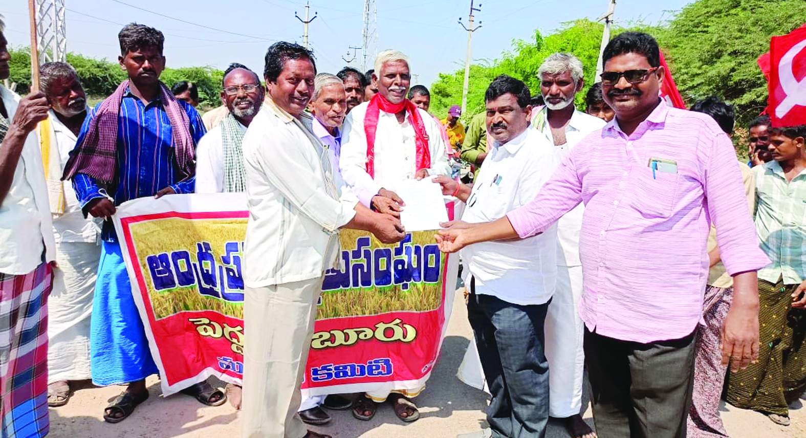 వినతిపత్రం అందజేస్తున్న నాయకులు