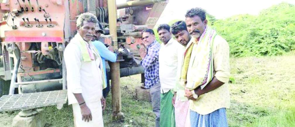 బోరు ఏర్పాటు చేయిస్తున్న సర్పంచి ఇస్మాయిల్‌