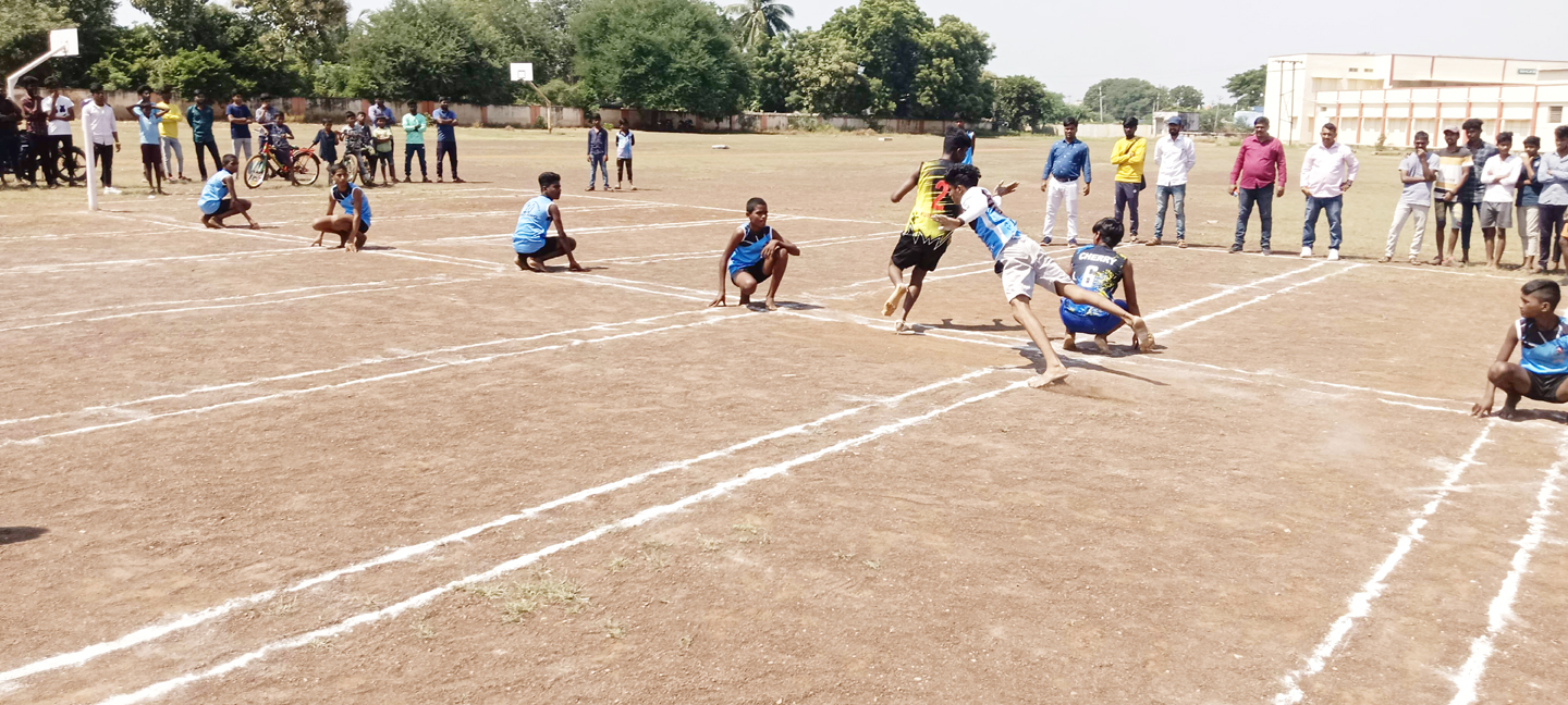 తలపడుతున్న ఖోఖో జట్లు