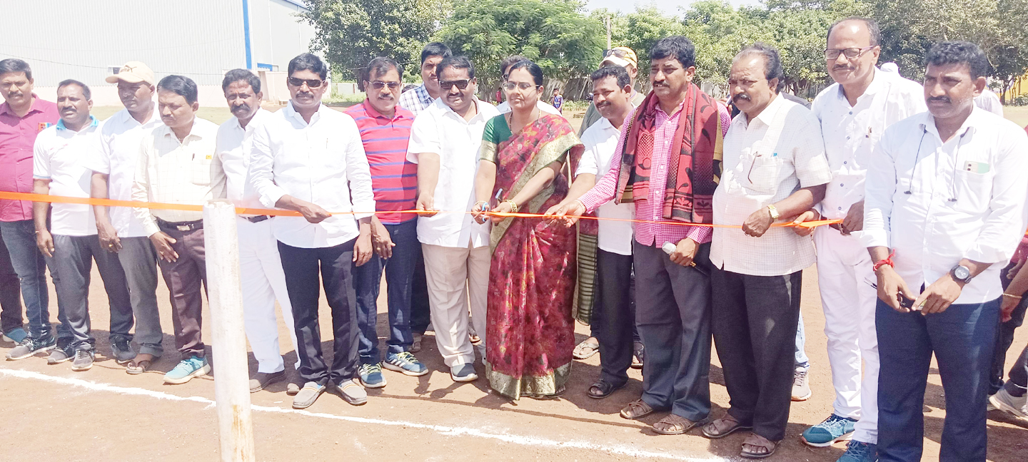 క్రీడా పోటీలను ప్రారంభిస్తున్న జడ్పిటిసి, ఖోఖో చైర్మన్