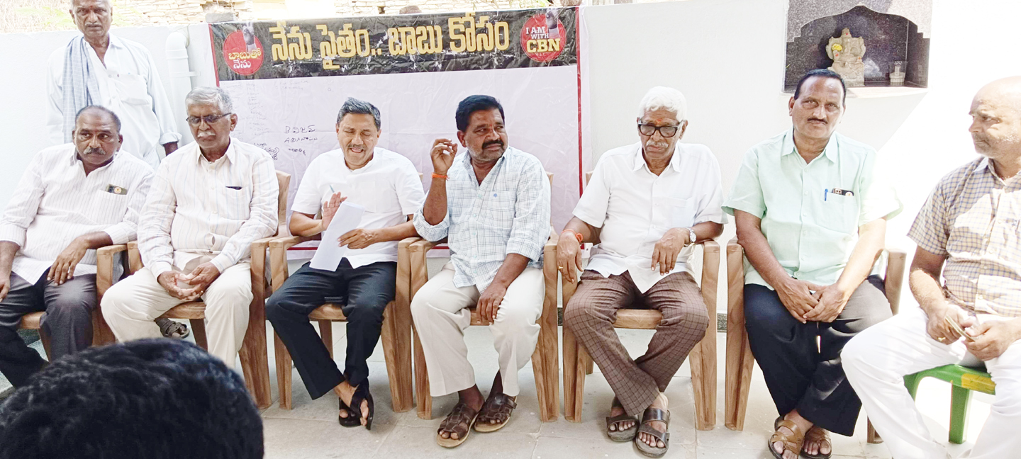 కమిటీ సభ్యులతో మాట్లాడుతున్న మాండ్ర శివానందరెడ్డి