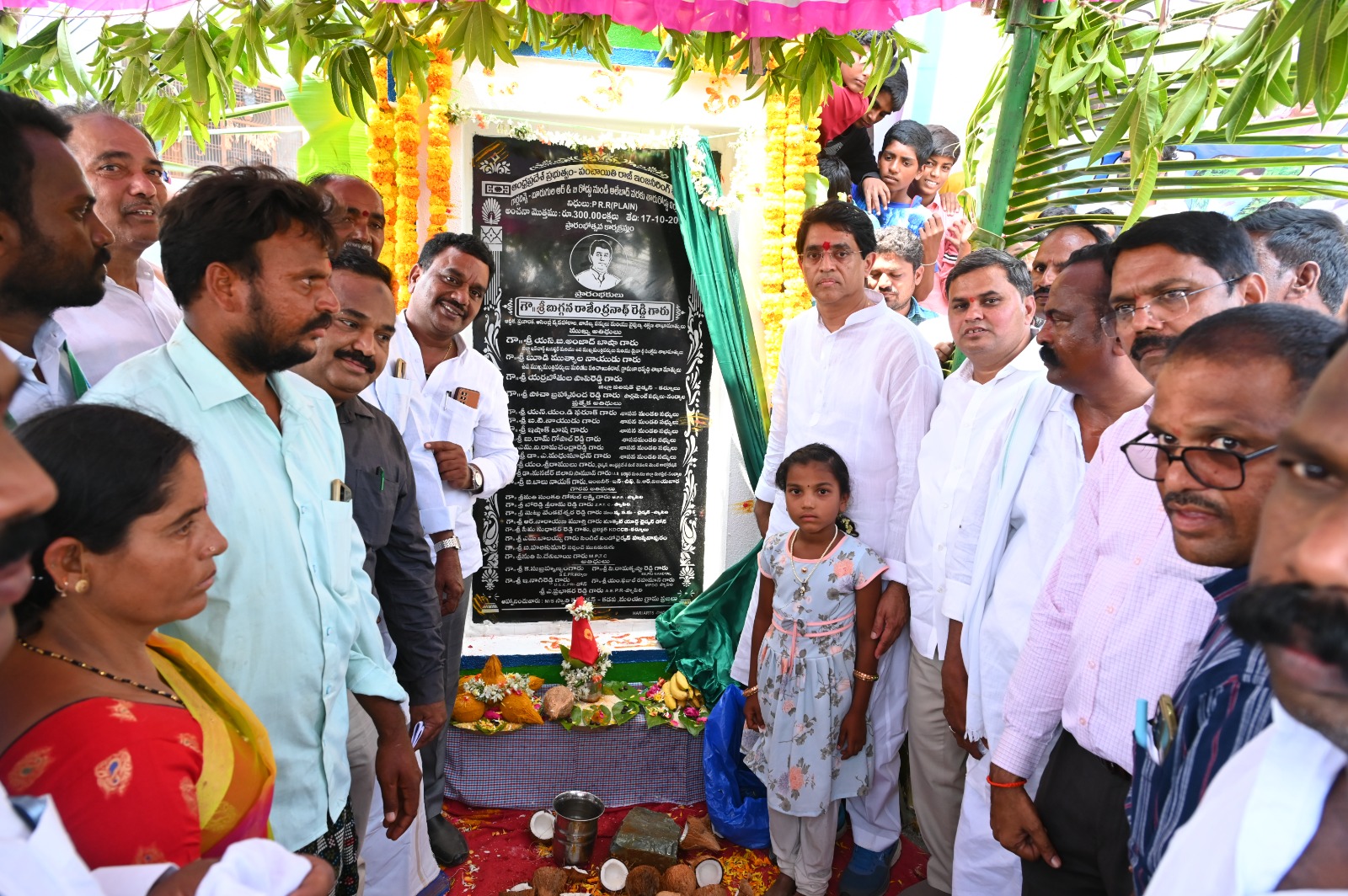  నూతన రోడ్లను ప్రారంభోత్సవం చేస్తున్న మంత్రి బుగ్గన రాజేంద్రనాథ్‌ రెడ్డి