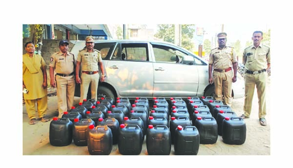 పట్టుబడిన నాటుసారాతో పోలీసులు