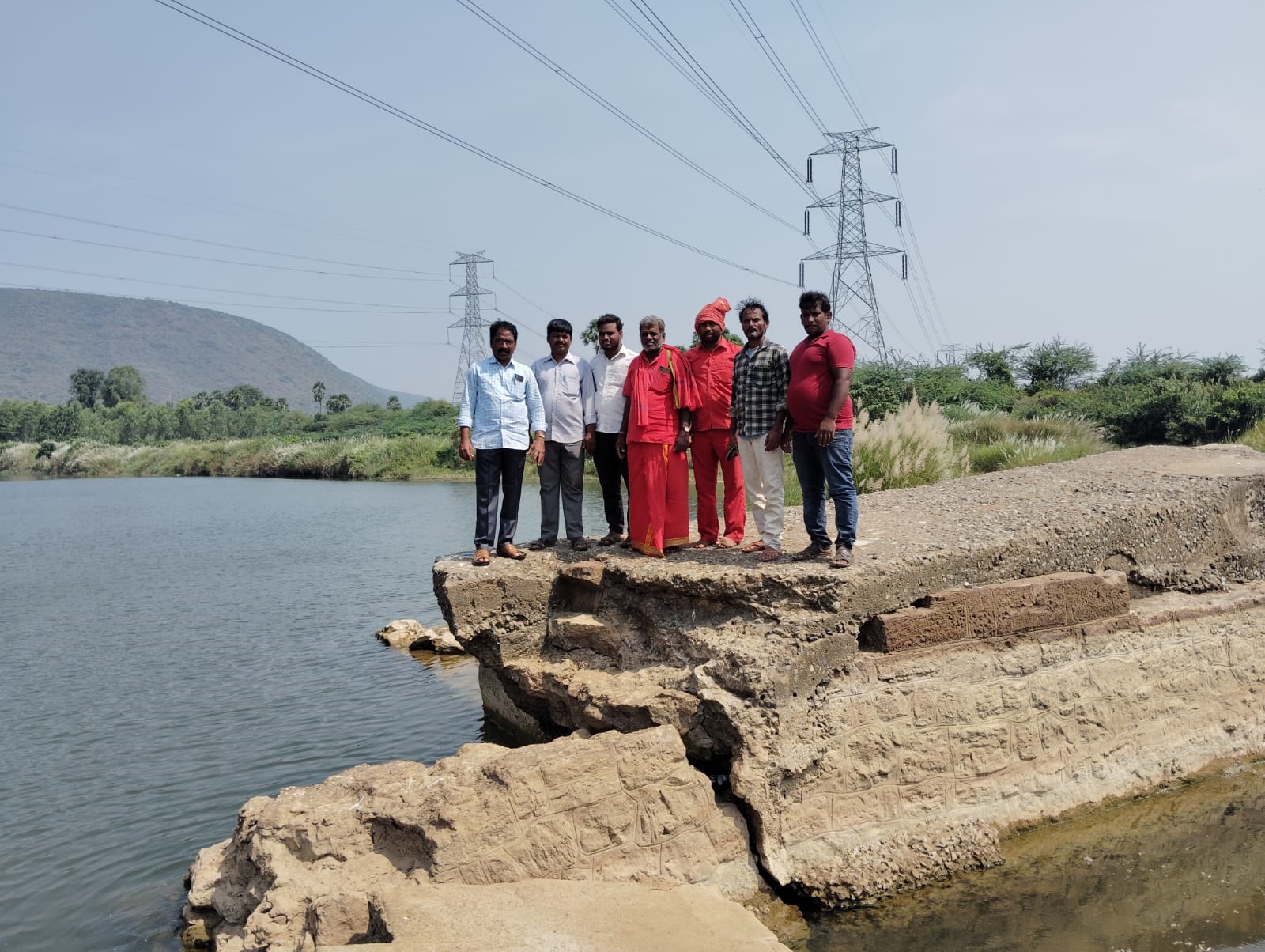 సాగునీరు వృథాగా పోతున్నా పట్టదా?