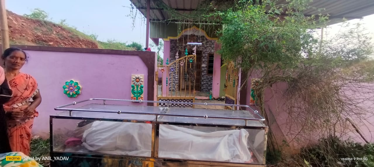 హంతకుని ఇంటి ముందు మృతదేహం 