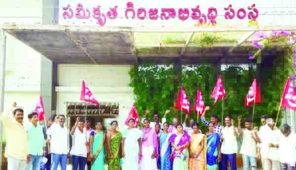 విలీన నాలుగు మండలాలను కరువు ప్రాంతాలుగా ప్రకటించాలని ధర్నా