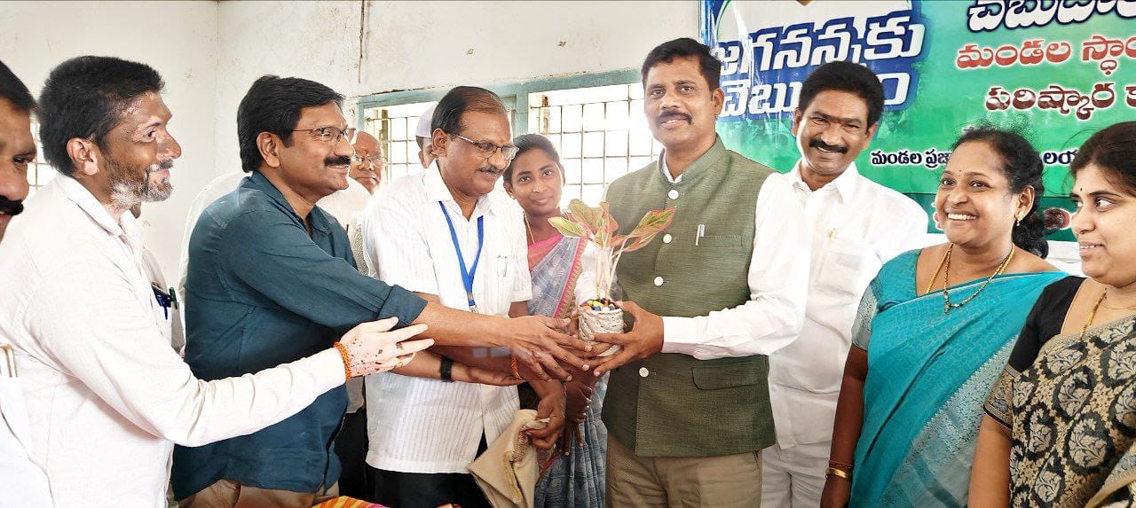   రెడ్డిగూడెంలో జగనన్నకు చెబుతాం హాజరైన కలెక్టర్‌ ఢిల్లీరావు