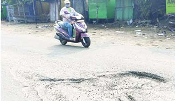 ప్రధాన రహదారిపై గోతులు