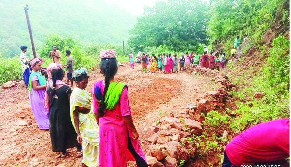 శ్రమదానంతో రహదారి నిర్మాణం