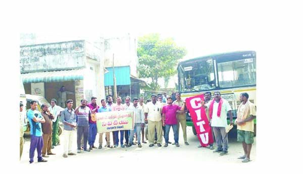 బస్‌ డ్రైవర్‌పై దాడి చేసిన వారిని శిక్షించాలి : సిఐటియు