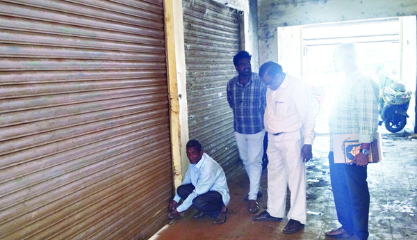 అద్దెలు చెల్లించని షాపులకు తాళాలు