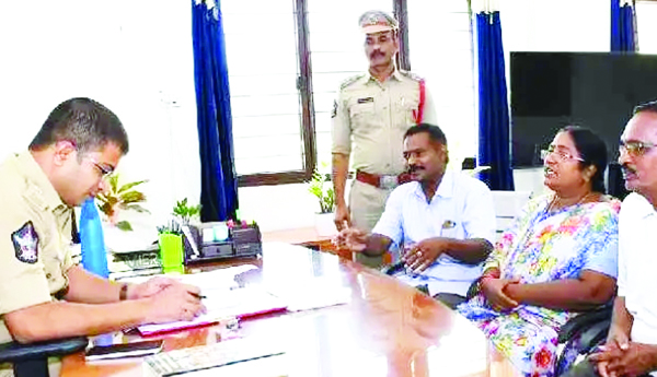 పూర్తి స్థాయిలో వినతులు పరిష్కరించండి