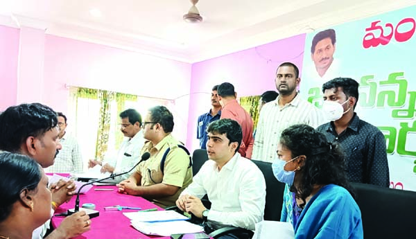 సమస్యలు తెలుసుకుంటున్న కలెక్టర్‌