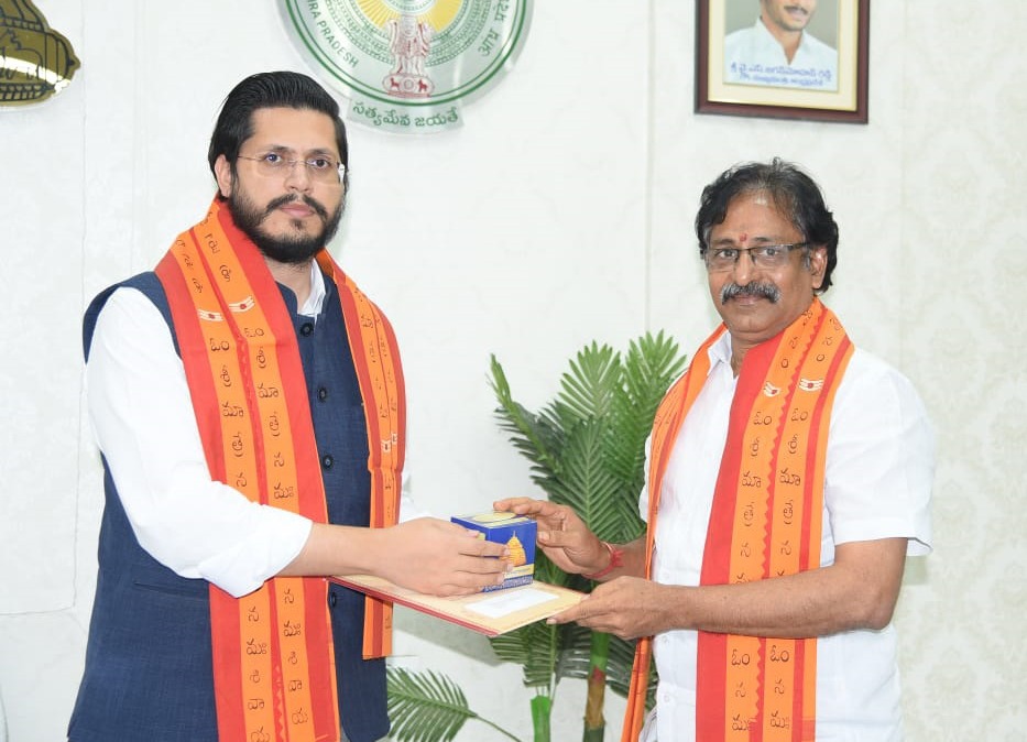 జిల్లా కలెక్టర్‌ను ఆహ్వానిస్తున్న ఇఒ పెద్దిరాజు