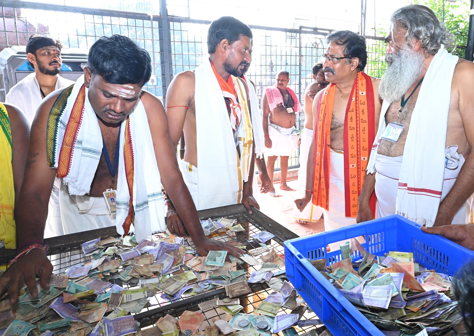 హుండీలో భక్తులు చెల్లించుకున్న కానుకలను లెక్కిస్తున్న దృశ్యం