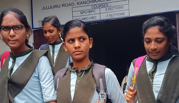 సెలవు రోజుల్లో తరగతుల నిర్వహణ