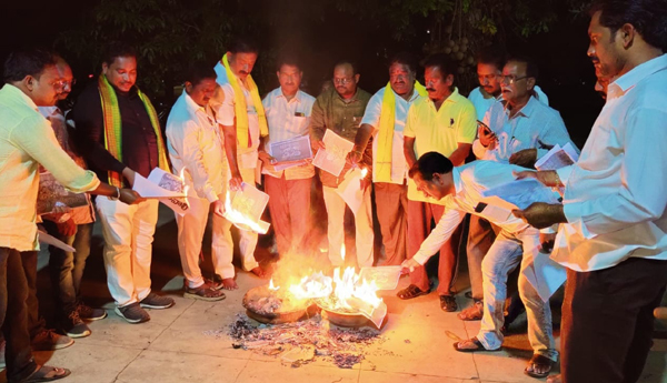   రాష్ట్రంలో రివర్సుగేర్‌ అంటూ ప్లకార్డులు ప్రదర్శిస్తున్న టిడిపి నాయకులు