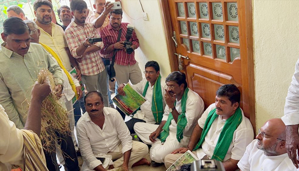 tdp-protest--for-water-to-crop