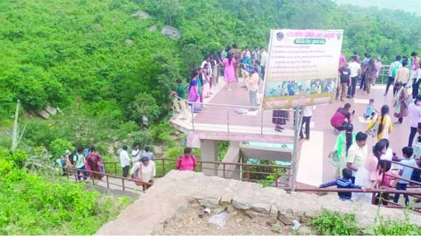 పోటెత్తిన పర్యాటాకులు