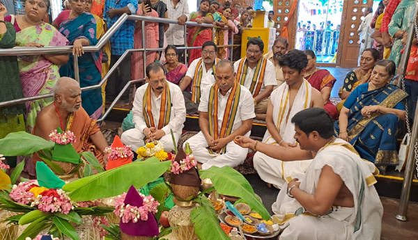 /Dussehra-celebrations-begin-at-Sri-Chengalamma-Temple