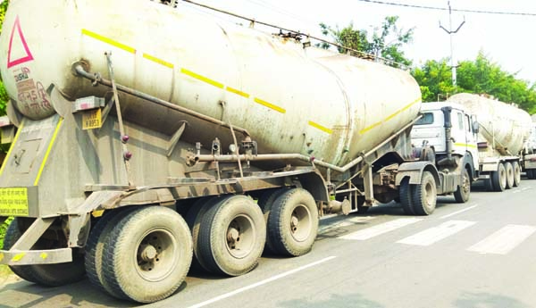 మరమ్మతులకు గురైన ట్యాంకర్‌... స్తంభించిన ట్రాఫిక్‌