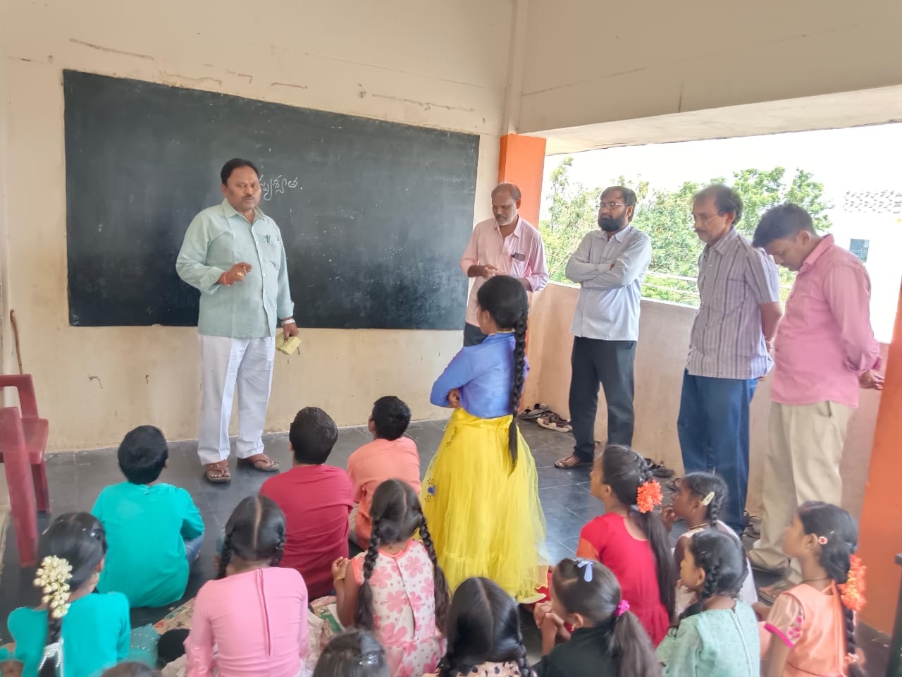 నాడు-నేడు పనులు పరిశీలన
