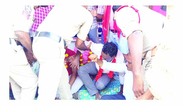 ఉపాధ్యాయుల నిరాహార దీక్ష భగం