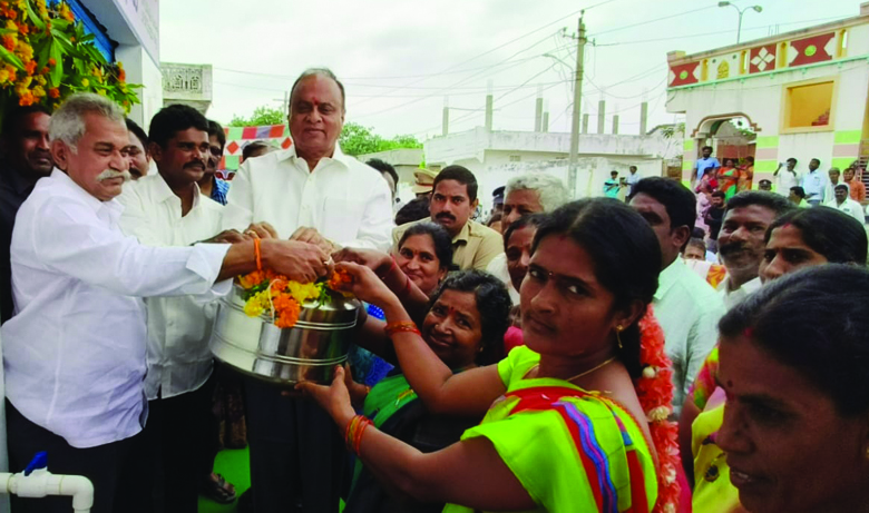 గాంధీ అడుగుజాడల్లో నడవాలి