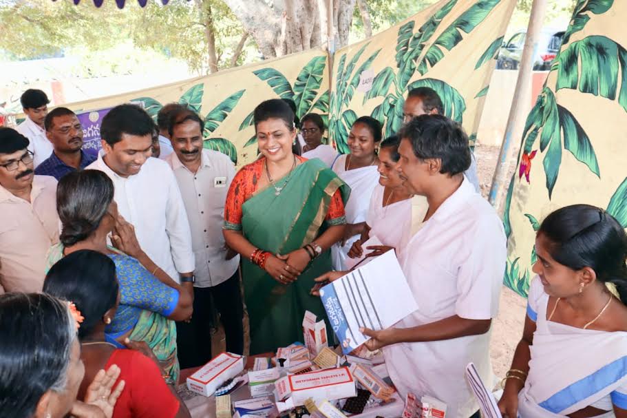 విజయపురంలో వైద్యశిబిరాన్ని పరిశీలిస్తున్న మంత్రి రోజా, కలెక్టర్‌