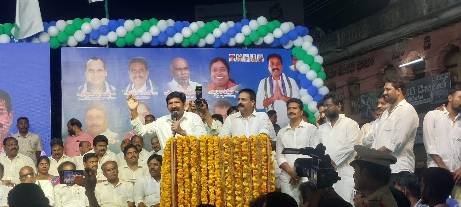 వైసిపి బస్సు యాత్ర ప్రారంభం