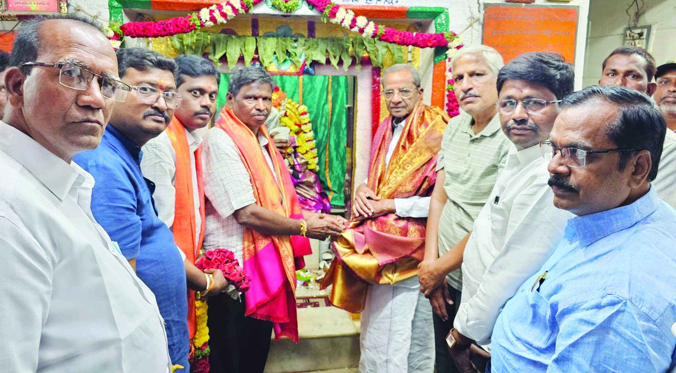 ఎమ్మెల్యేను సన్మానిస్తున్న నాయకులు