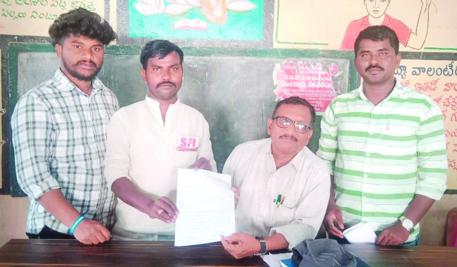 వినతి పత్రం అందిస్తున్న ఎస్‌ఎఫ్‌ఐ నాయకులు