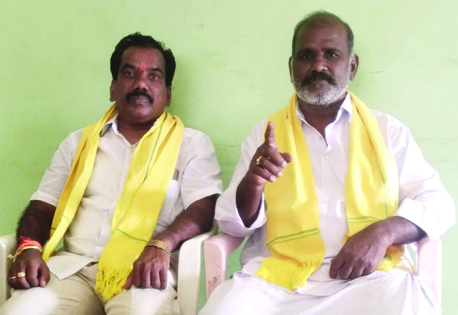 మాట్లాడుతున్న టిడిపి కౌన్సిలర్లు