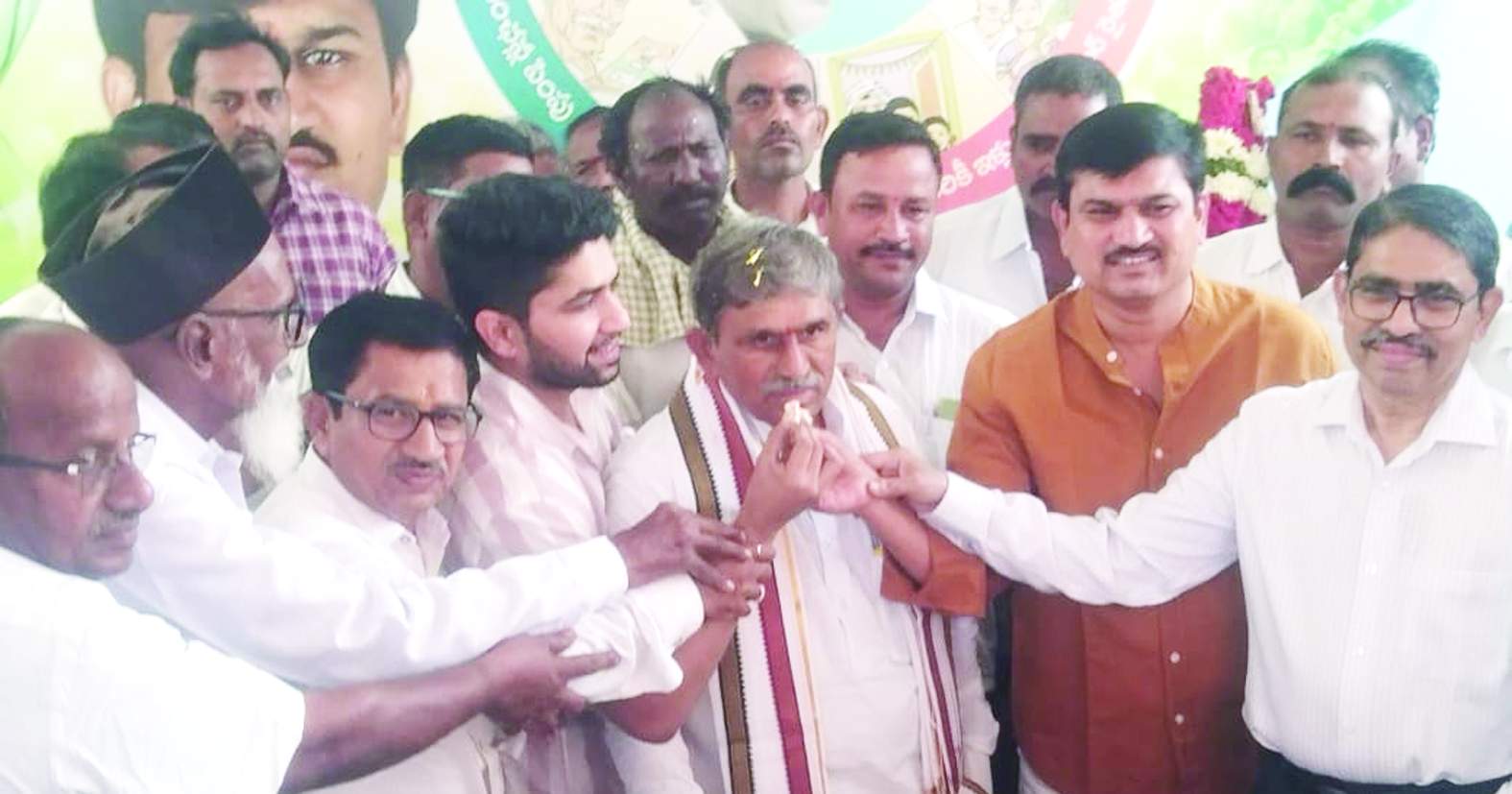 కేక్‌ కట్‌ చేసి వేడుకలు నిర్వహిస్తున్న నాయకులు