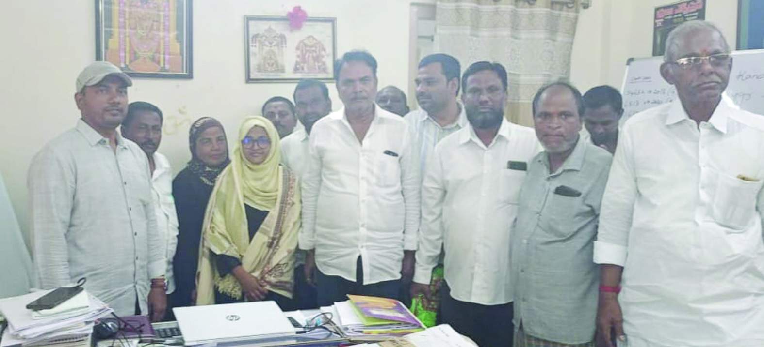 తహశీల్దార్‌ కార్యాలయంలో సన్మానిస్తున్న నాయకులు