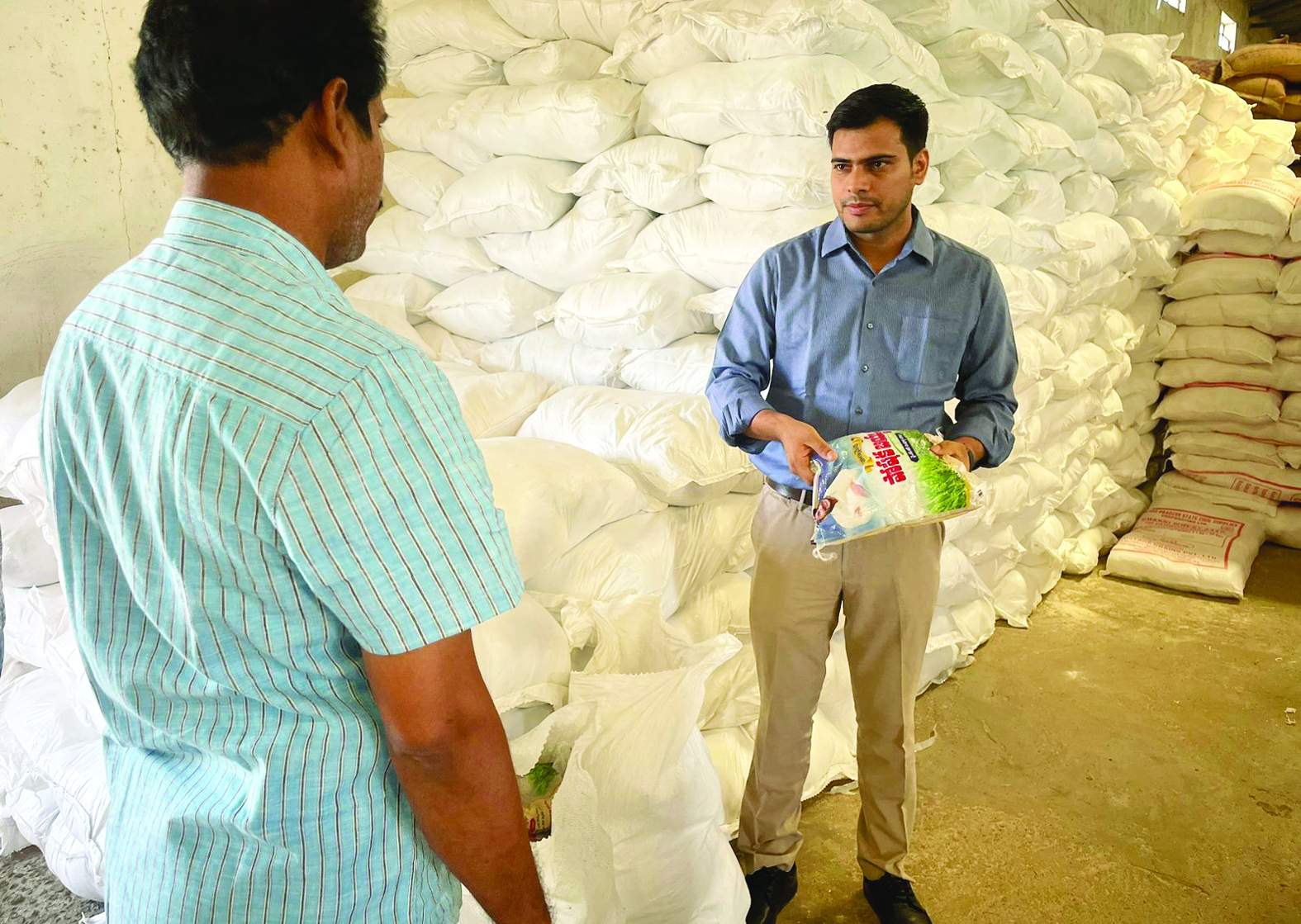 గోడౌన్‌ను తనిఖీ చేస్తున్న ఆదోని సబ్‌ కలెక్టర్‌ అభిషేక్‌ కుమార్‌