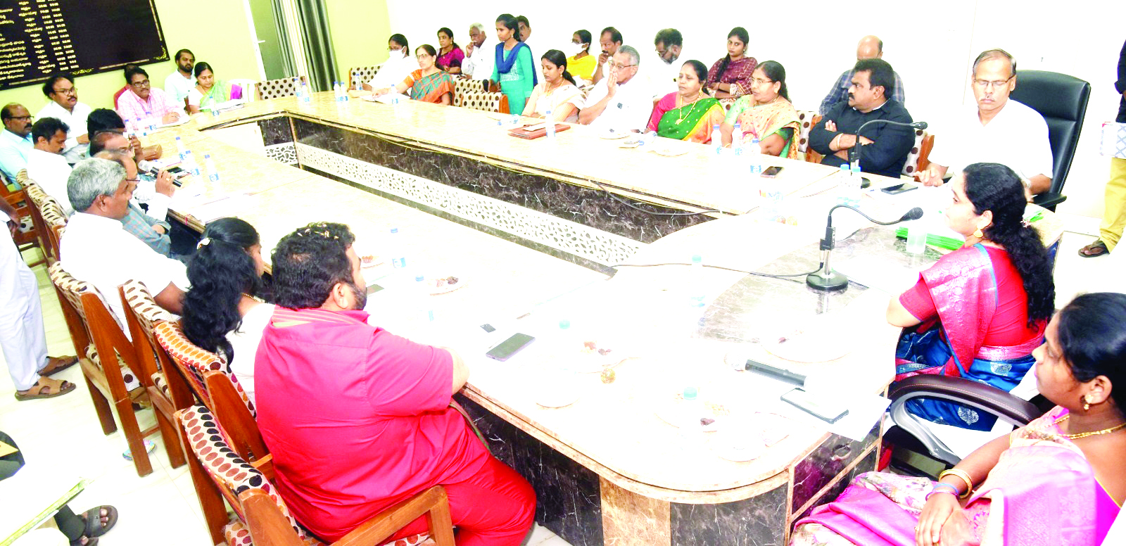 రైతులను ఇబ్బంది పెట్టొద్దు