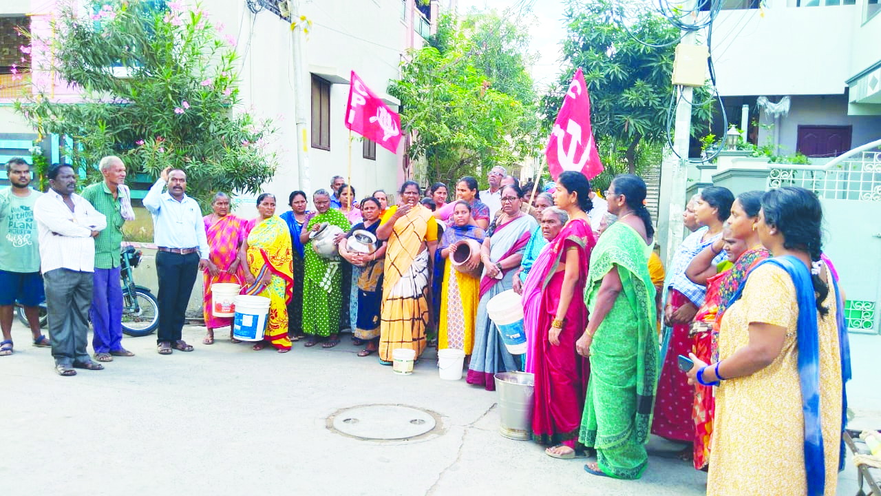 మంచినీటి కోసం ఖాళీ బిందెలతో నిరసన