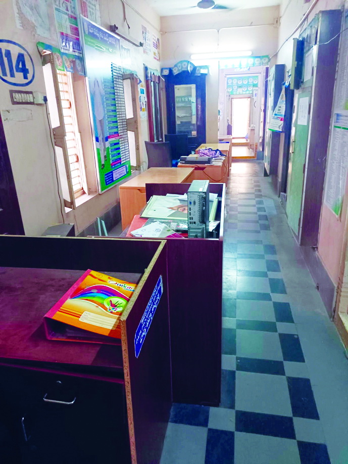 సచివాలయంలో సేవలందించే వారేరీ..?