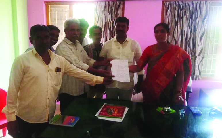వినతి పత్రం అందజేస్తున్న రైతు సంఘం నేతలు