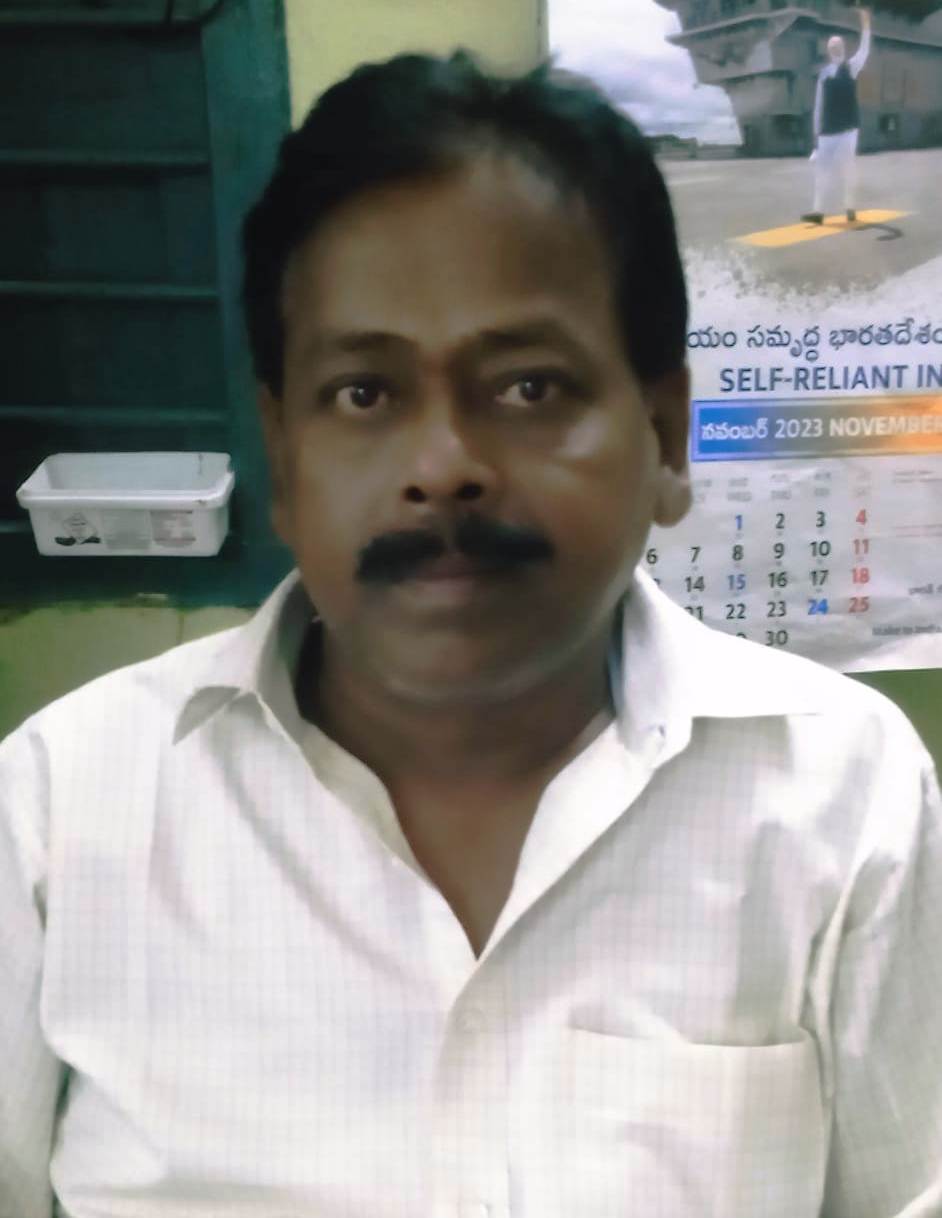 మండల పరిషత్‌ కార్యాలయ సీనియర్‌ అసిస్టెంట్‌గా పుండరీబాబు