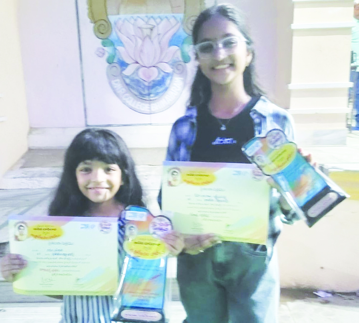 చిత్రలేఖనంలో కాళ్ల విద్యార్థినుల ప్రతిభ