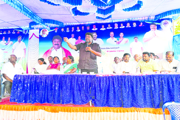 మత్స్యకార గ్రామాల్లో పర్యటిస్తున్న ముమ్మిడివరం ఎంఎల్‌ఎ