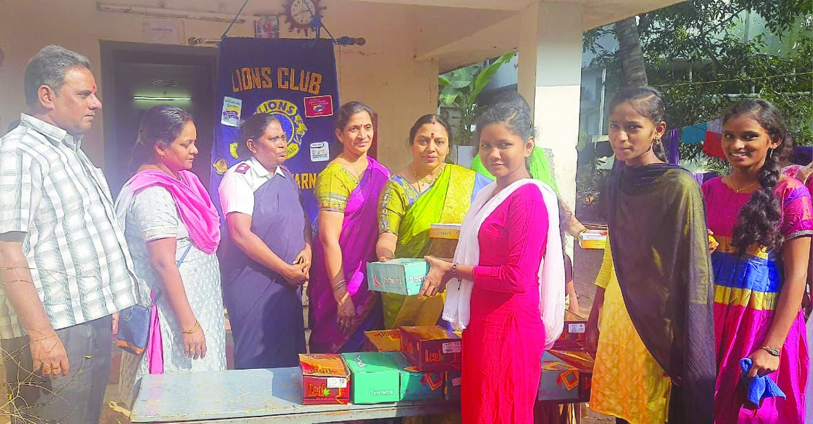 విద్యార్థులకు దీపావళి మందులు పంపిణీ