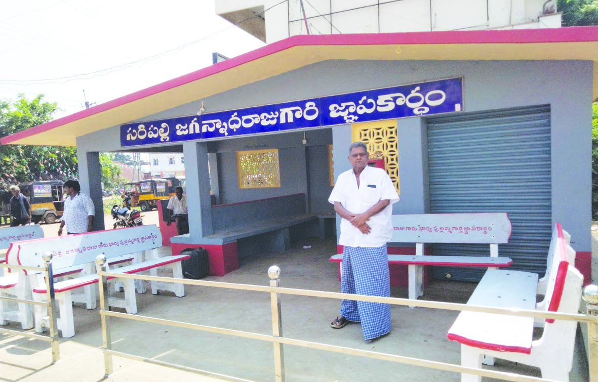 తండ్రి పేరుతో పలు సేవా కార్యక్రమాలు