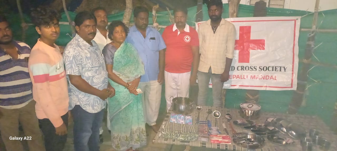 అగ్ని ప్రమాద బాధితురాలికి సాయం