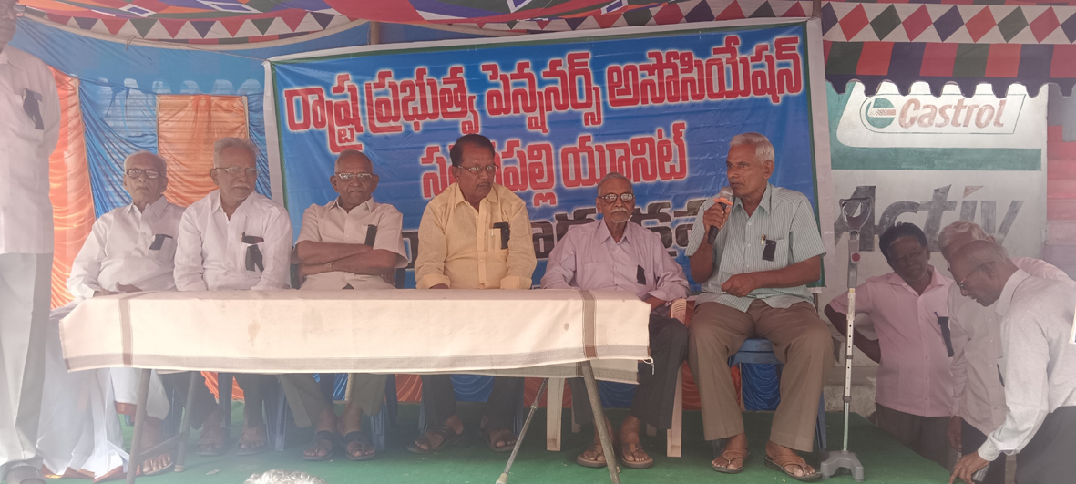 గదులను ఖాళీ చేయాలని పెన్షనర్ల ధర్నా