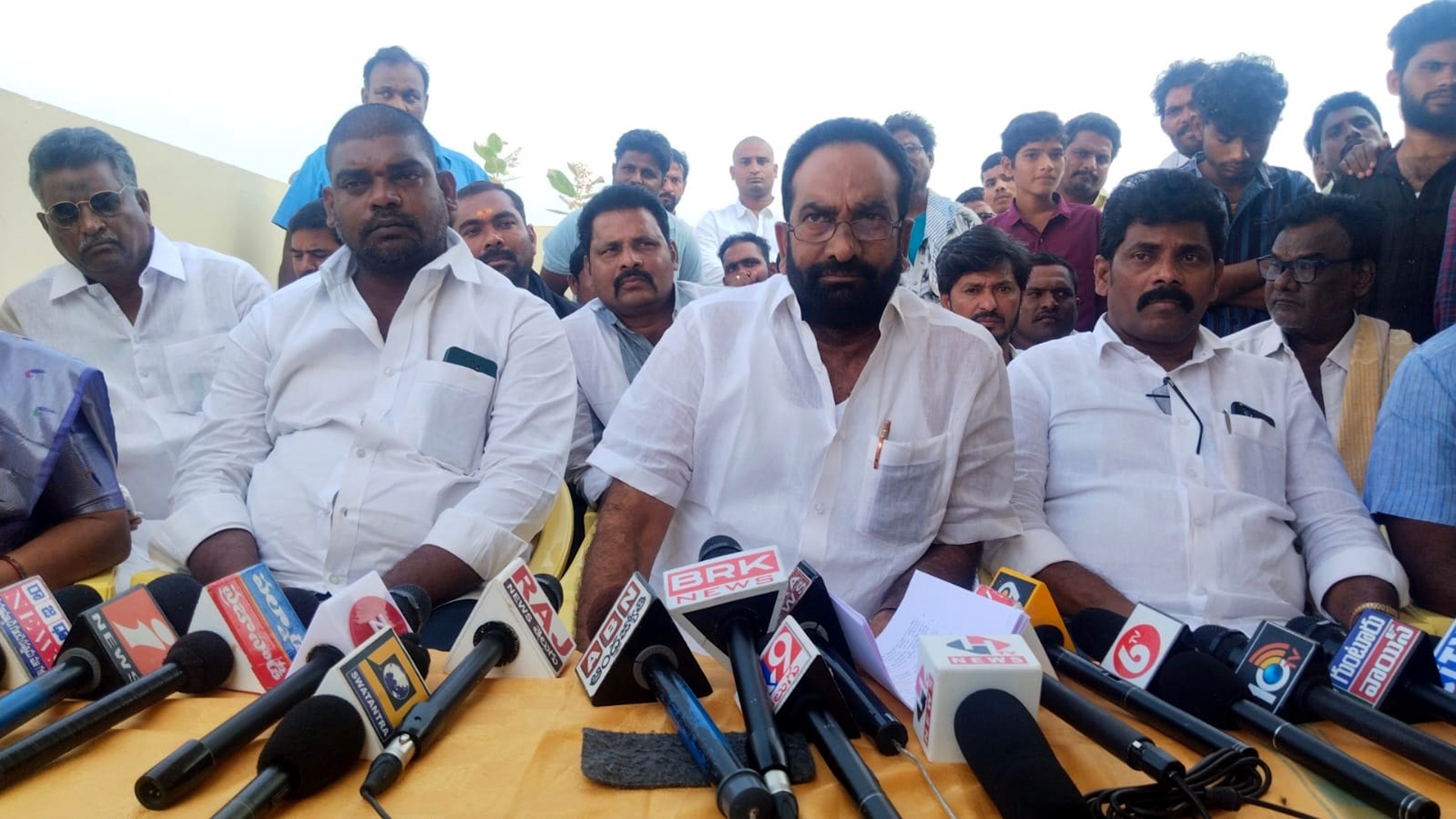 కొండలు, గనులు తవ్వడం ఎమ్మెల్యే పని